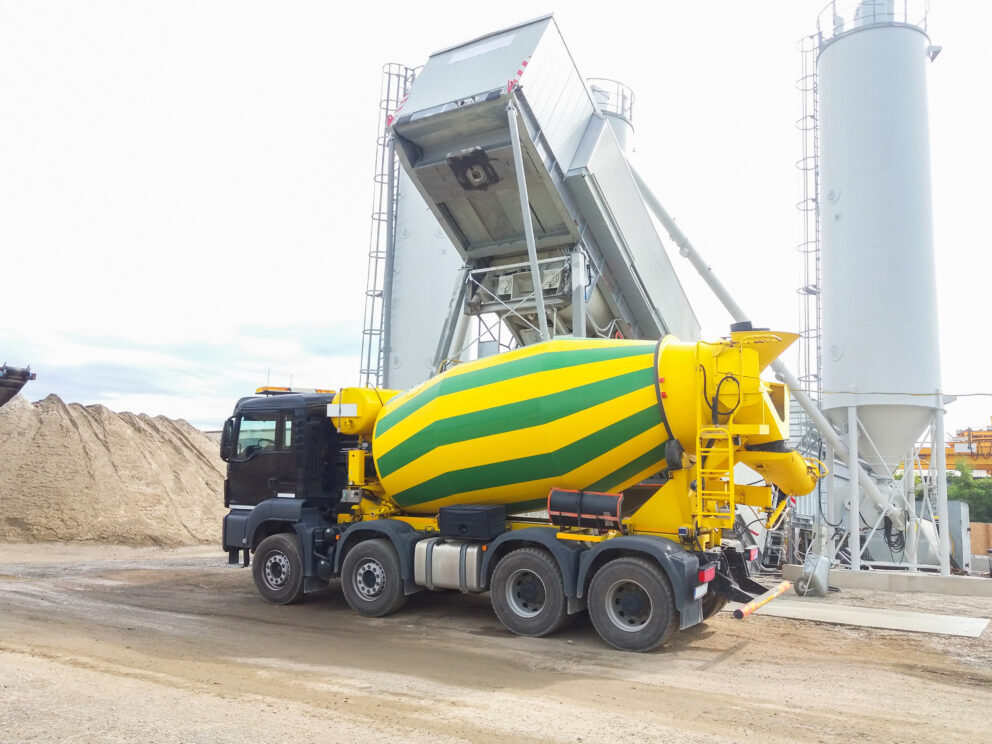 Concrete,Mixer,Truck,In,Front,Of,A,Concrete,Batching,Plant,