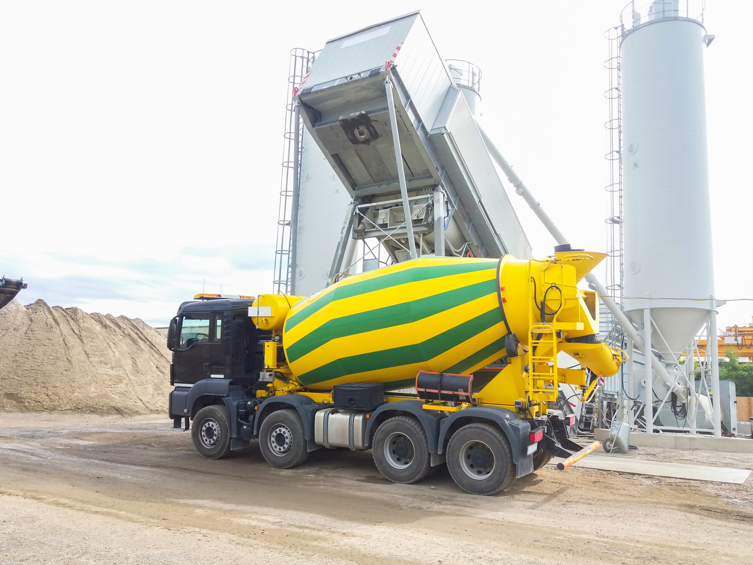 Concrete,Mixer,Truck,In,Front,Of,A,Concrete,Batching,Plant,