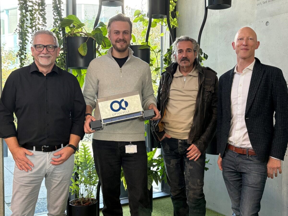 Gruppenfoto: Optocycle und Axians IAS beginnen Partnerschaft