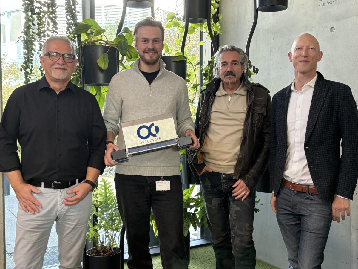 Gruppenbild: von Links Reiner Bachthaler (IAS), Max Gerken (Optocycle), Jens Büschl (IAS), Marc Graner (IAS)