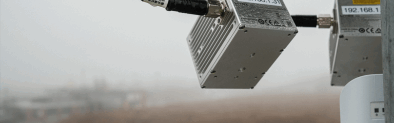 Nahaufnahme OWL EYE Kamera mit verschwommenen Lagerplatz im Hintegrund