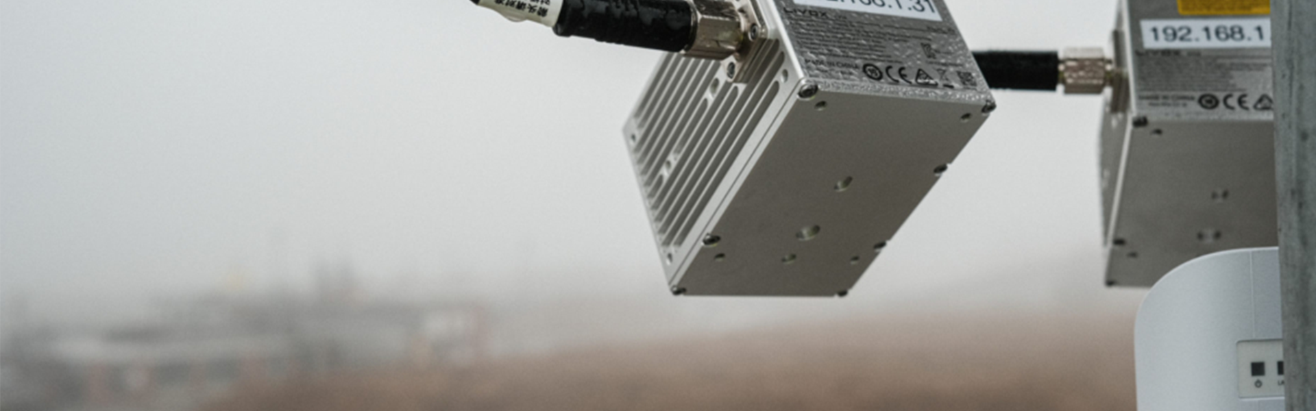 Nahaufnahme OWL EYE Kamera mit verschwommenen Lagerplatz im Hintegrund