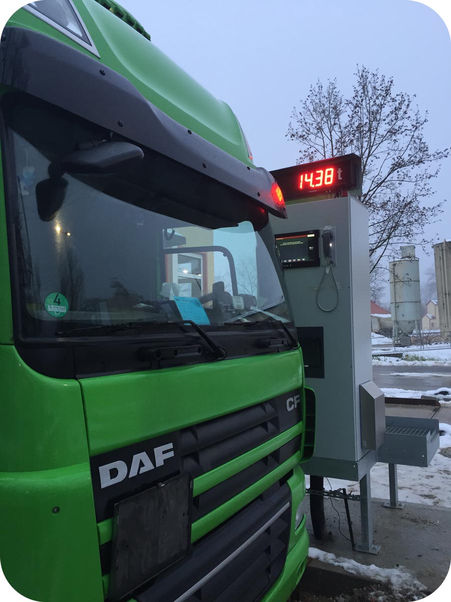 LKW am VAS Selbstbedienterminal bei Lhoist