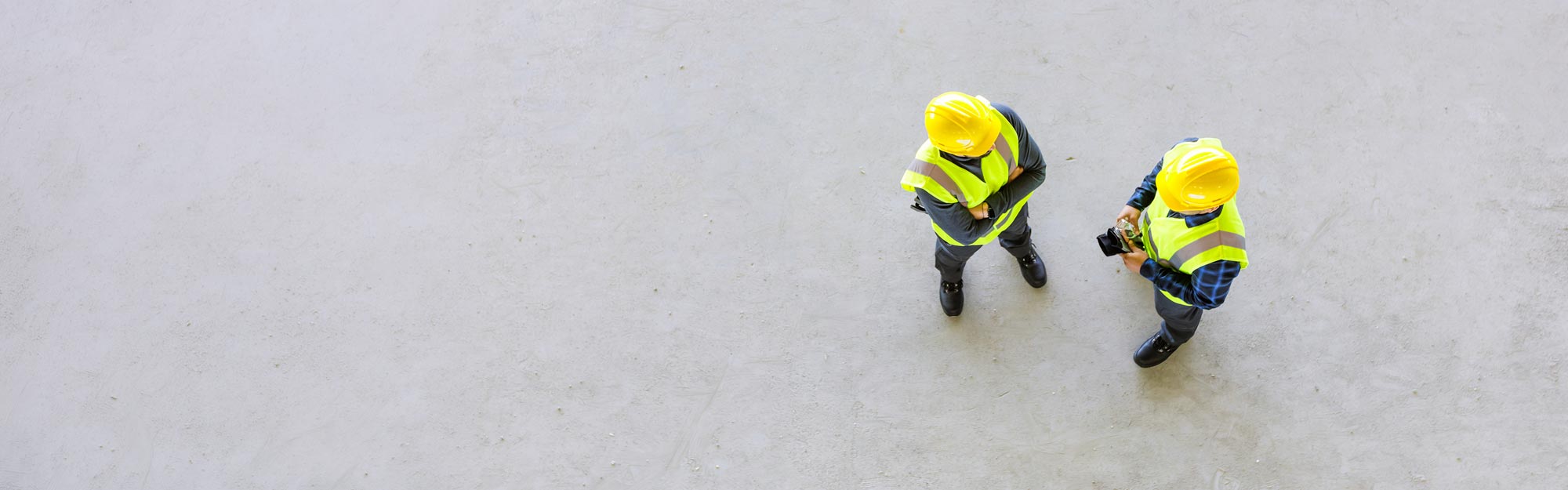 zwei Personen in Warnjacken in Vogelperspektive